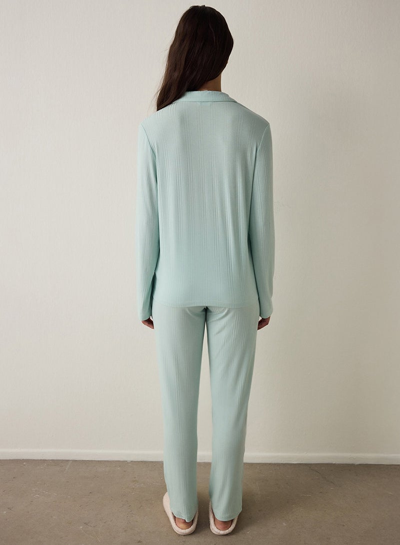 بنتي طقم بيجامة من الفيسكوز المستدام بأكمام طويلة وأزرار وياقة قميص مضلعة - Image 2